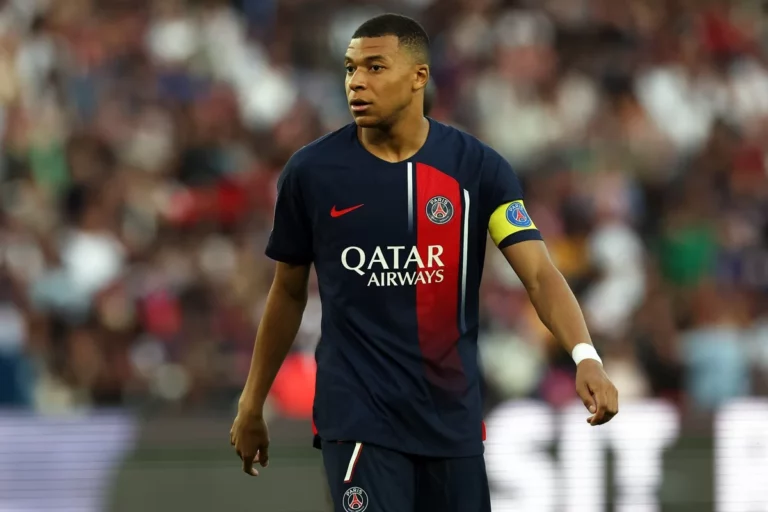 Manchester United surge forte na briga com Real Madrid por Mbappé