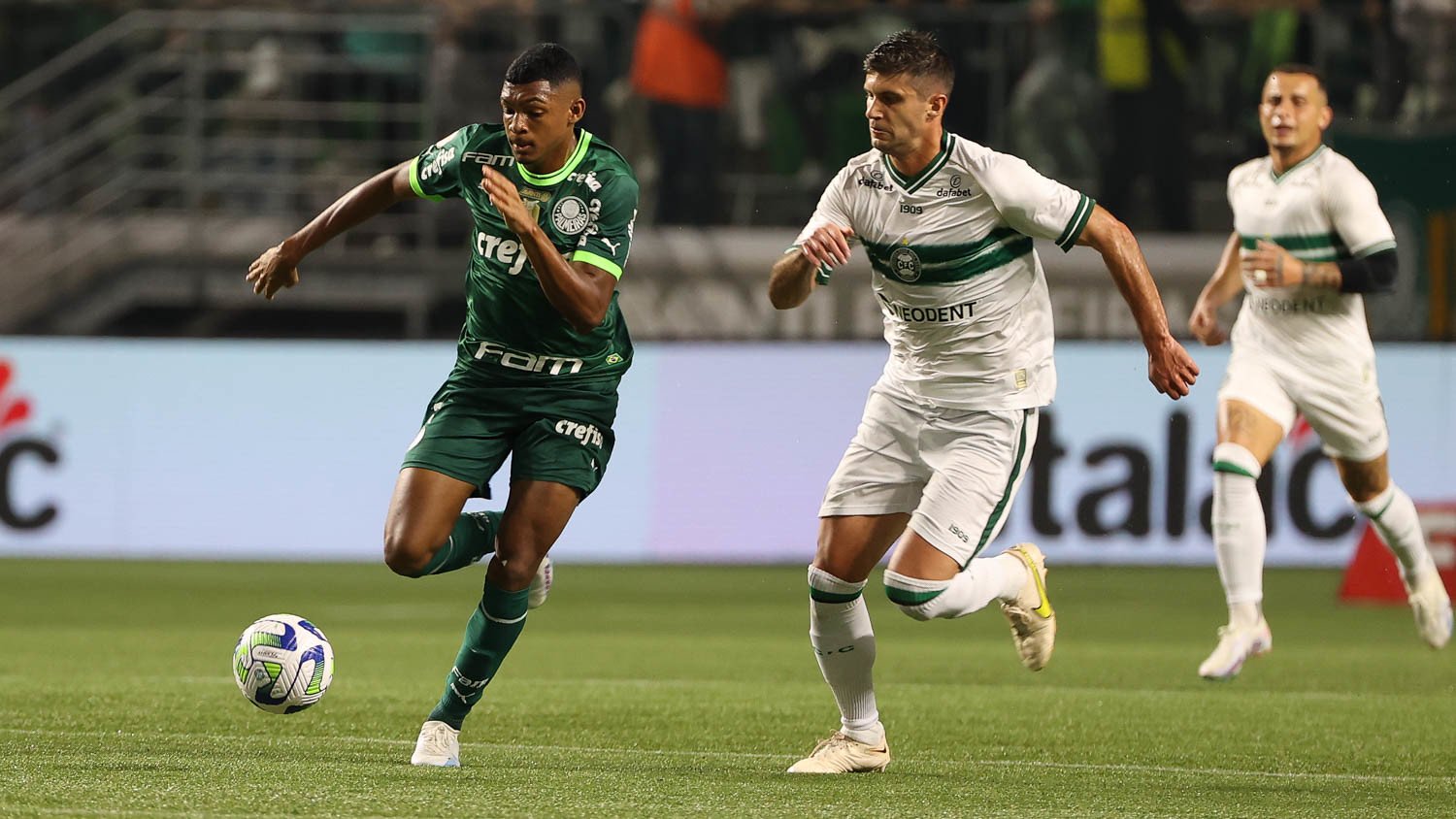 Palmeiras vence Coritiba e encosta na liderança do Brasileirão