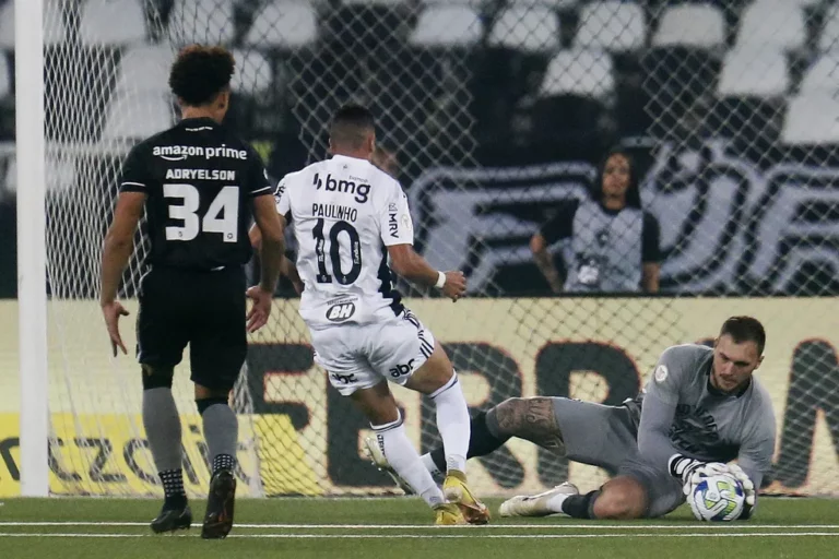 John Textor confirma permanência de Lucas Perri e Adryelson no Botafogo