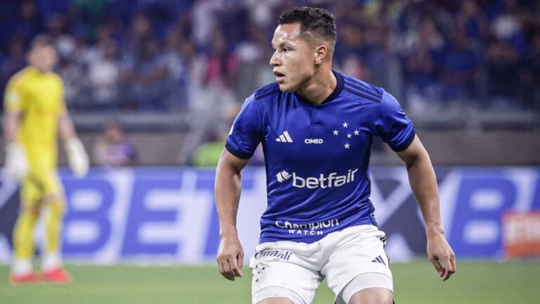 Com foco em 2024, Grêmio demonstra interesse na contratação de Marlon, lateral do Cruzeiro
