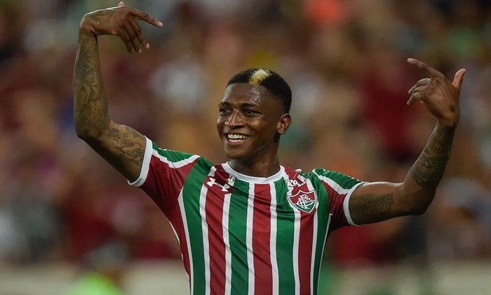 Fluminense encaminha retorno do atacante Yony González