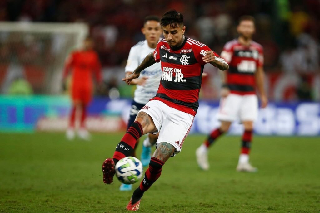 Pulgar e Vidal são convocados e podem desfalcar o Flamengo no Brasileirão