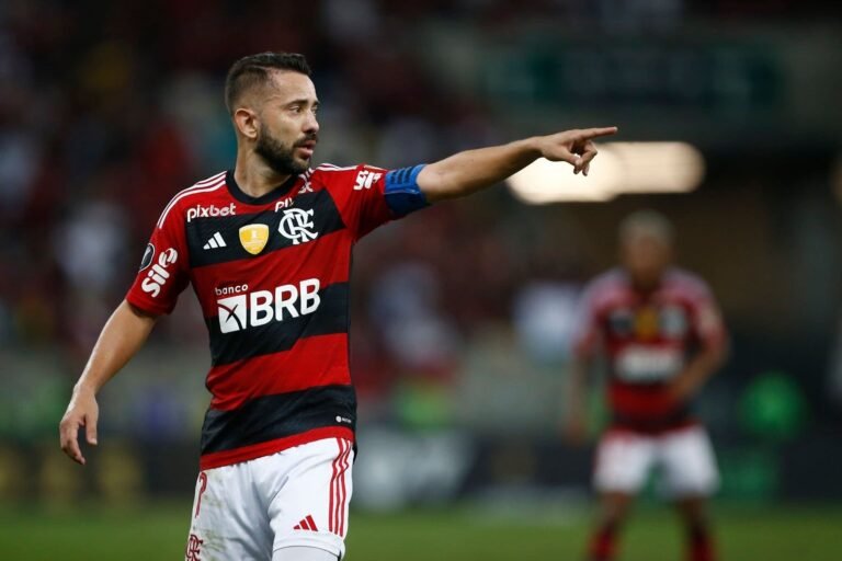 Everton Ribeiro foi procurado pelo Internacional, diz jornal