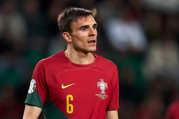 Barcelona mira volante português como plano B para substituir Busquets