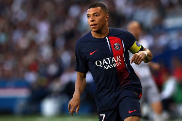 PSG se prepara para vender Mbappé ao Manchester United caso clube inglês seja comprado