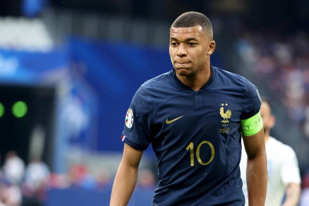 Mãe de Kylian Mbappé coloca condição milionária ao Real Madrid para ter o atacante