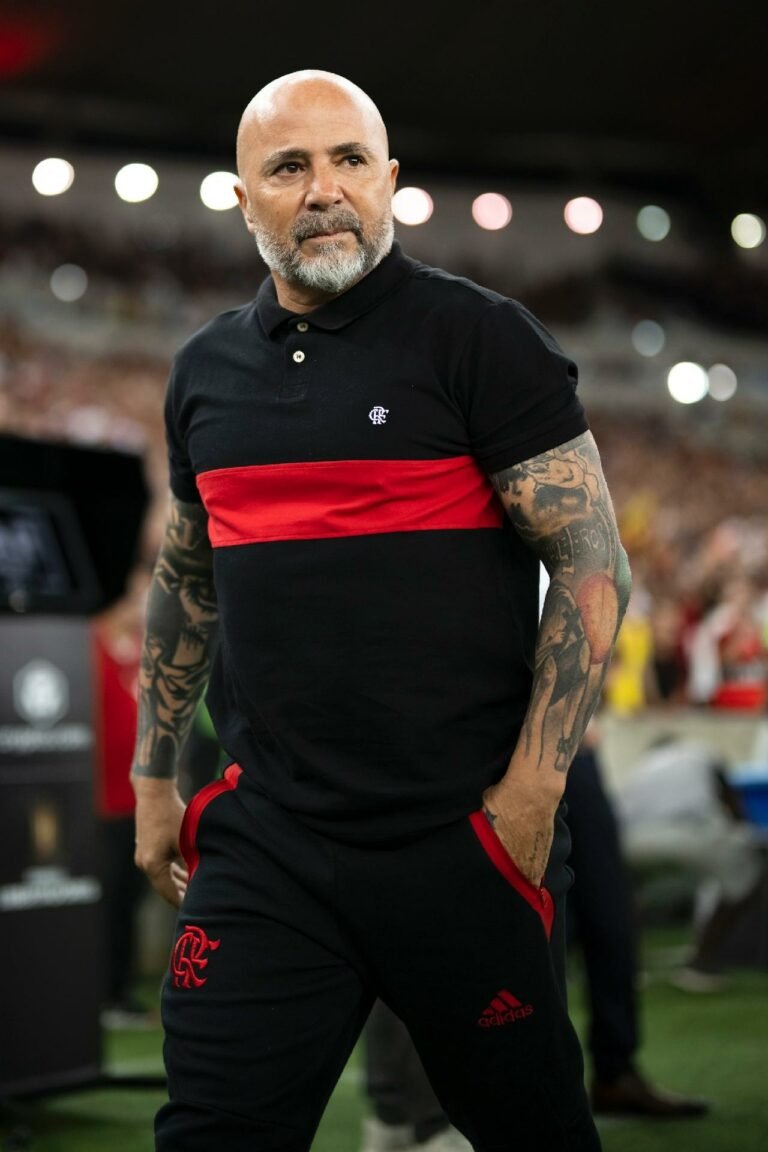 jorge-sampaoli-tecnico-do-flamengo-fez-a-sua-estreia-contra-o-nublense-pela-libertadores-1681955837411_v2_1280x1920