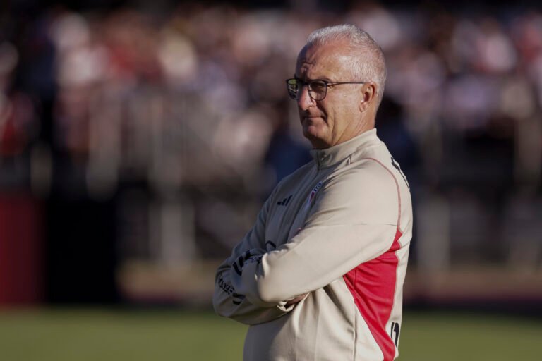Dorival pede para diretoria do São Paulo manter jogadores na janela de transferências
