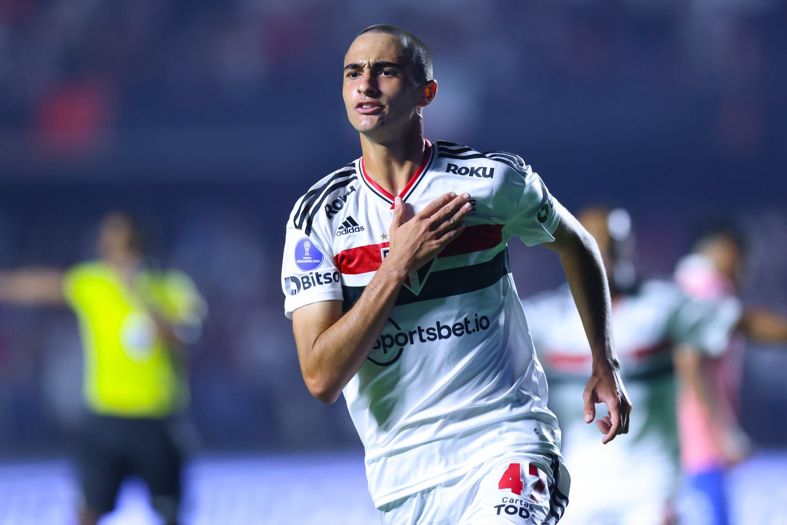 Meio-campista do São Paulo é observado por olheiros de clubes internacionais em partida do Brasileirão e impressiona.