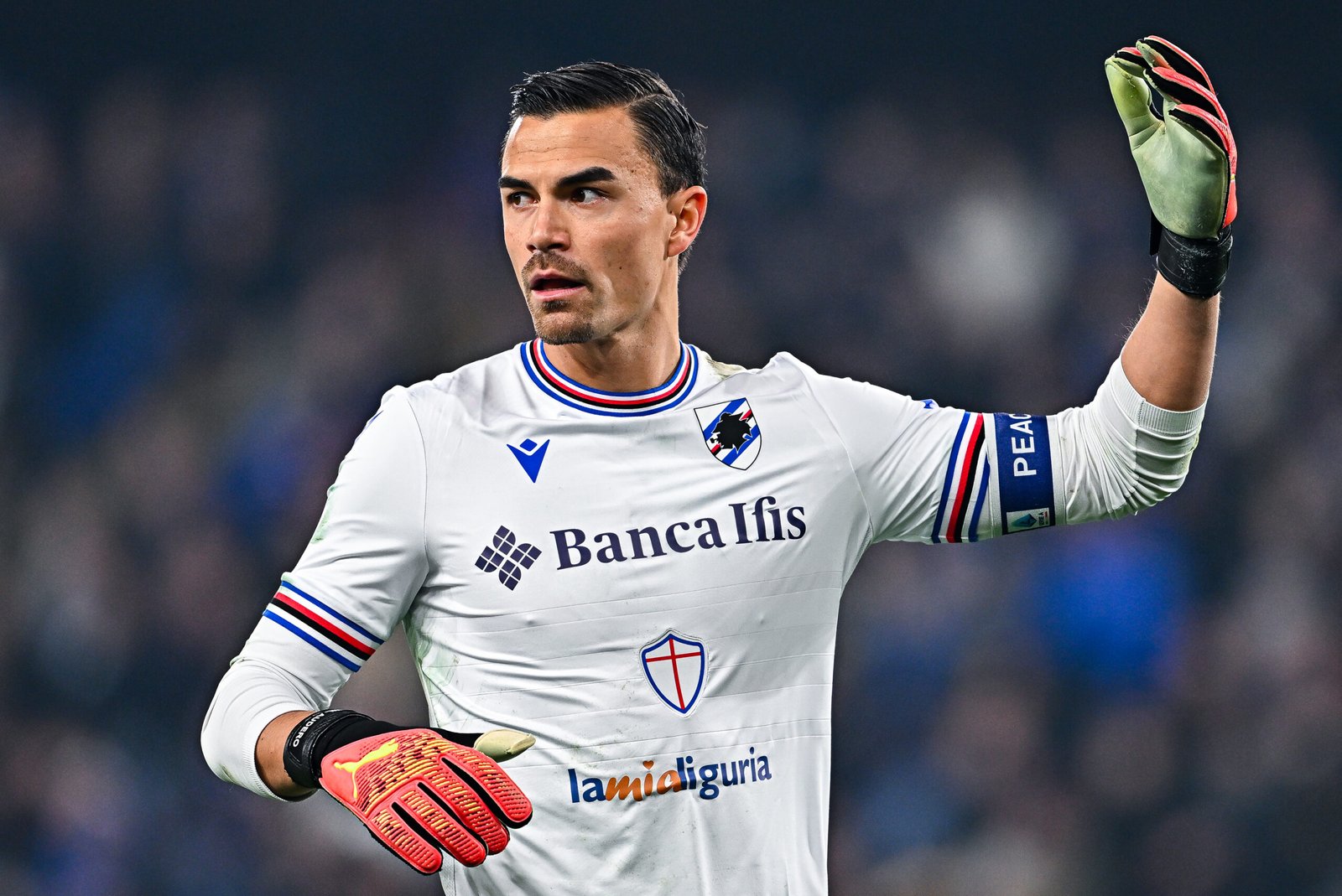 Napoli e Inter de Milão disputam contratação de goleiro italiano da Sampdoria. Clubes monitoram a situação do jogador.