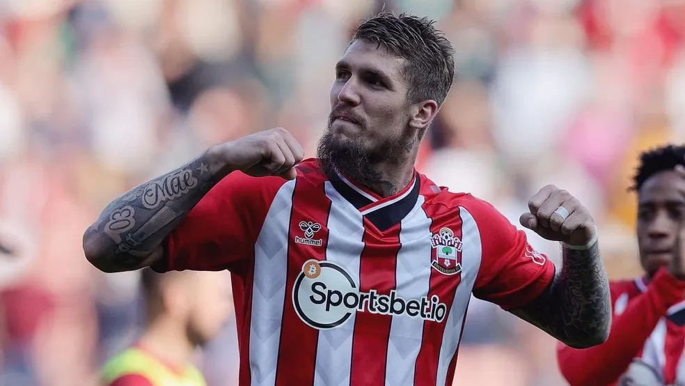 Vasco reabre negociação pelo zagueiro Lyanco, do Southampton