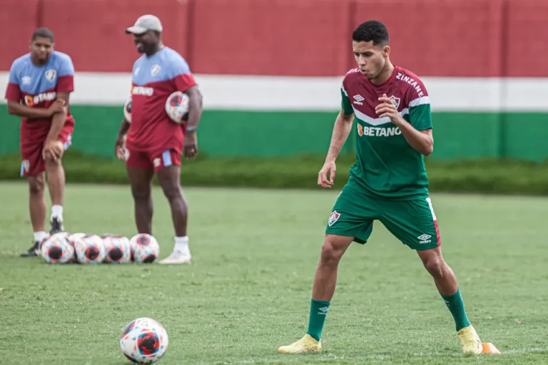 Alexsander volta a se machucar e causa preocupação no Fluminense
