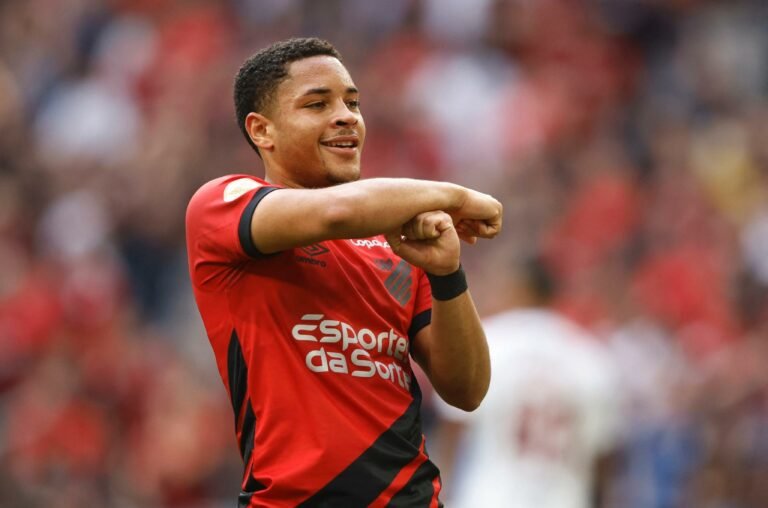 Barcelona acerta termos pessoais com Vitor Roque e aguarda acordo com o Athletico-PR