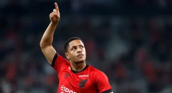 Com valor astronômico e segunda maior do futebol brasileiro, Vitor Roque assina contrato com o Barcelona