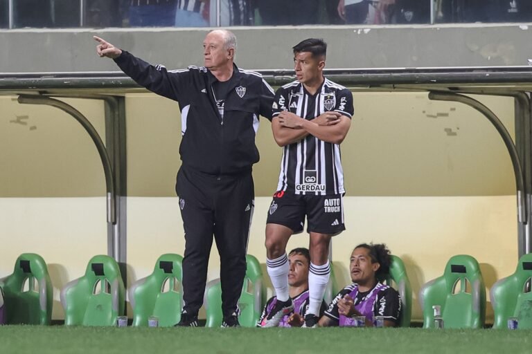 Felipão afirma não ter pressão e cobrança interna no cargo e projeta duelo contra o Palmeiras
