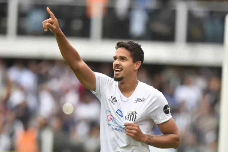 Novo jogador do Corinthians, Lucas Veríssimo recusou retornar ao Santos três vezes em 2023