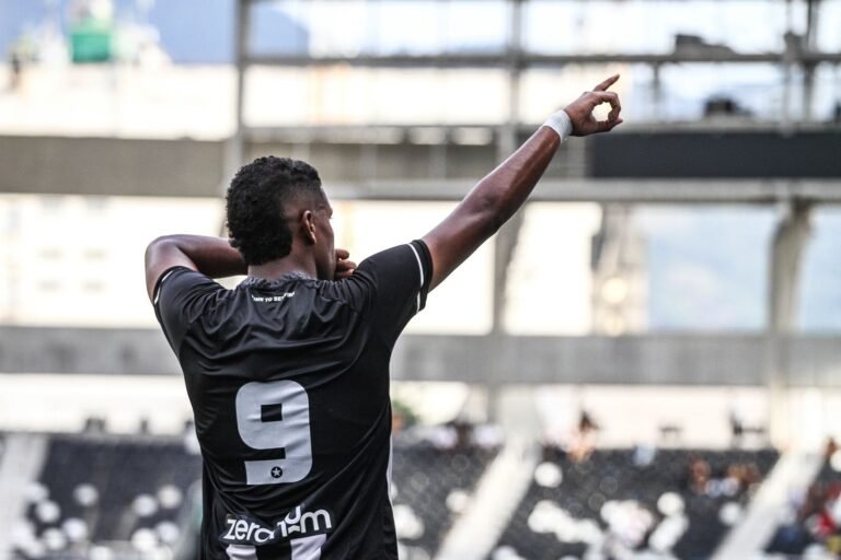 Botafogo opta por não renovar com atacante do Náutico, com média de gols superior a Tiquinho Soares