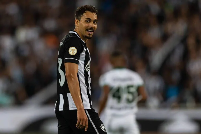 Eduardo, do Botafogo, continua treinando com restrições, mas deve atuar contra o Coritiba
