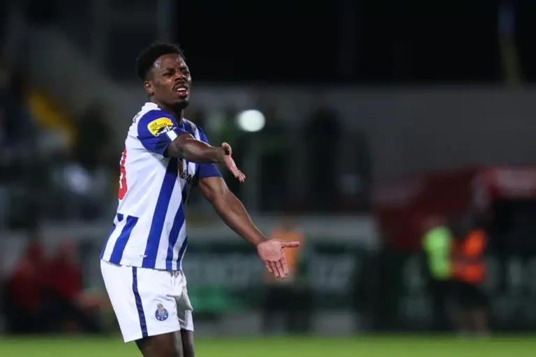 Wilson Manafá se distancia do Botafogo após busca por lateral-direito defensivo