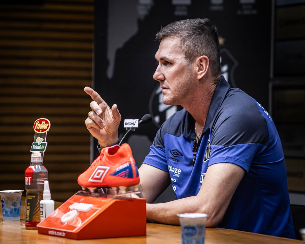 O técnico Paulo Turra espera reforços nesta semana, para fortalecer o elenco santista.