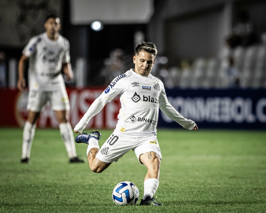 O atacante Soteldo foi afastado do elenco do Santos, por indiciplina.