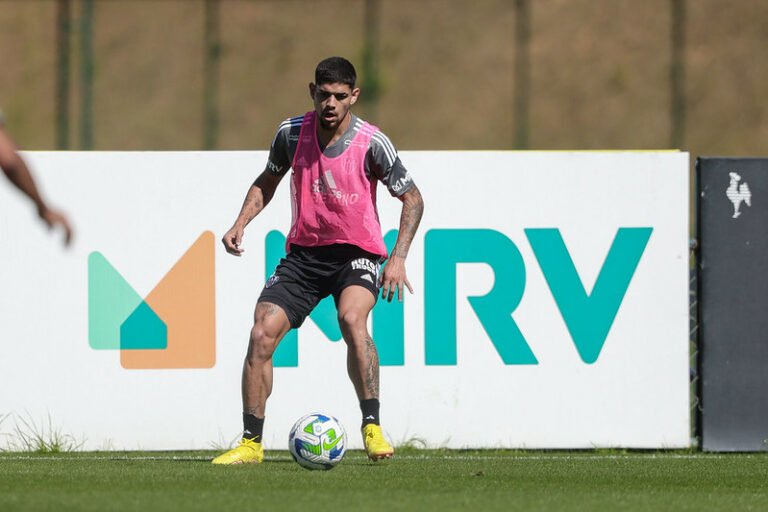 Com retorno de Arana, Rubens pode mudar de função em time de Felipão