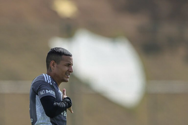 Guilherme Arana faz cobrança aos jogadores do Atlético: “Temos que ter mais responsabilidade”