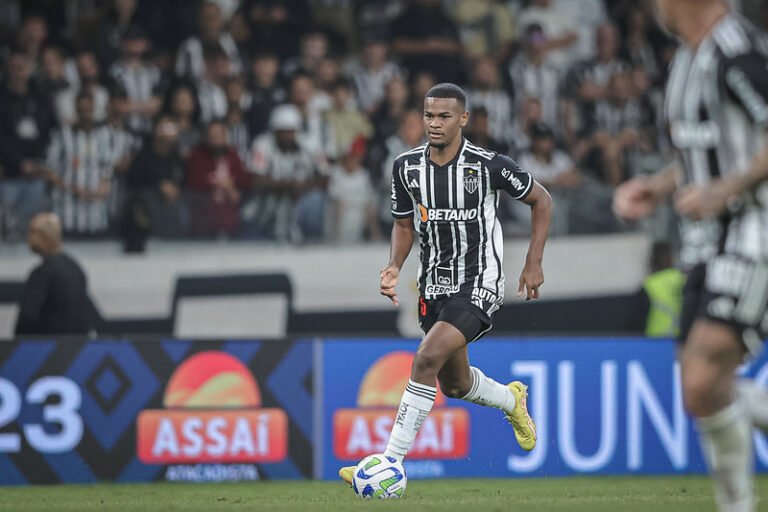 No Atlético, Coudet irritou diretoria após barrar jovem promessa da base