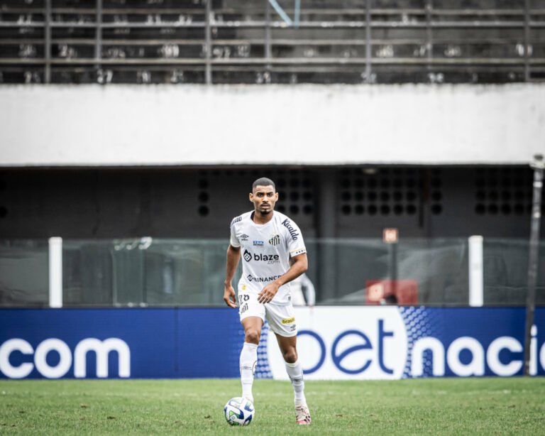 O zagueiro Joaquim sofreu o pênalti que rendeu o gol da vitória ao Santos.