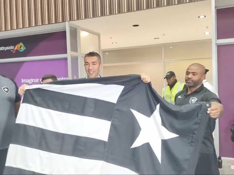 Bruno Lage chega ao Rio de Janeiro para se apresentar como novo treinador do Botafogo