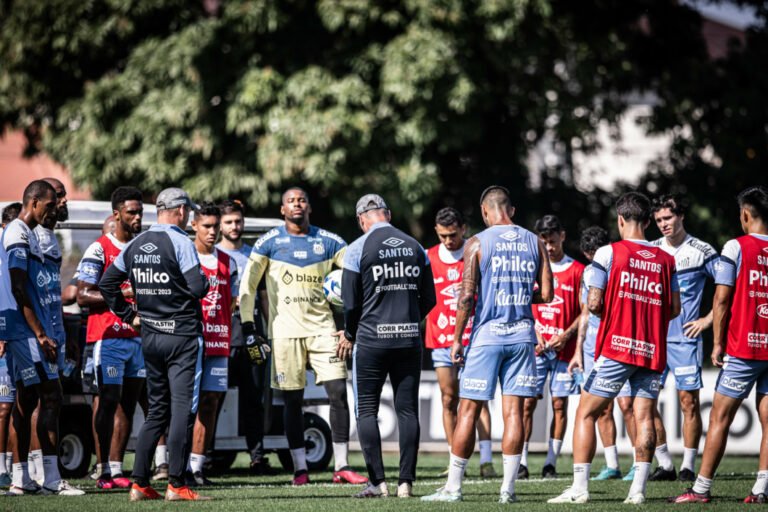 O técnico Paulo Turra monta o time que enfrenta o São Paulo, com mudanças.