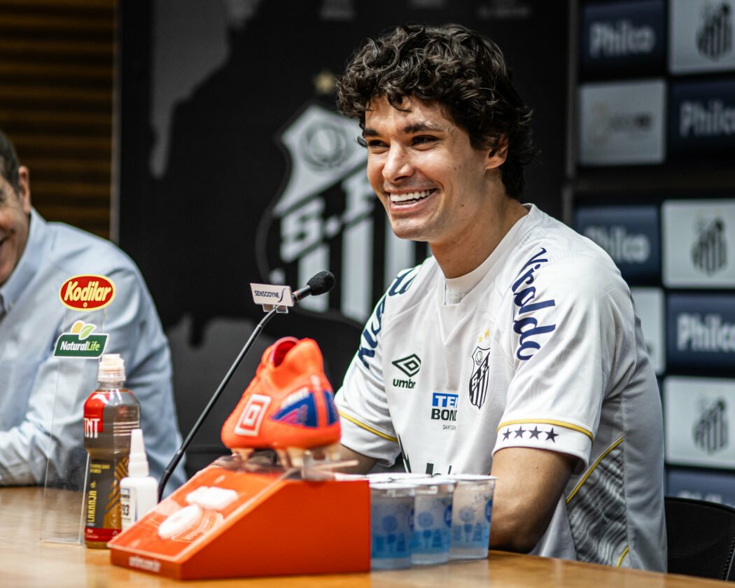O lateral Dodô está de volta ao Santos.