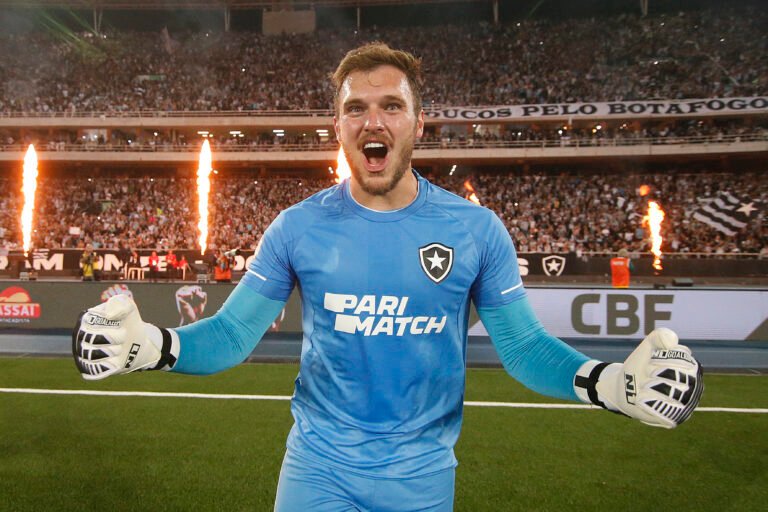 Lucas Perri exalta torcida do Botafogo: “Algo raro de ser ver no futebol”