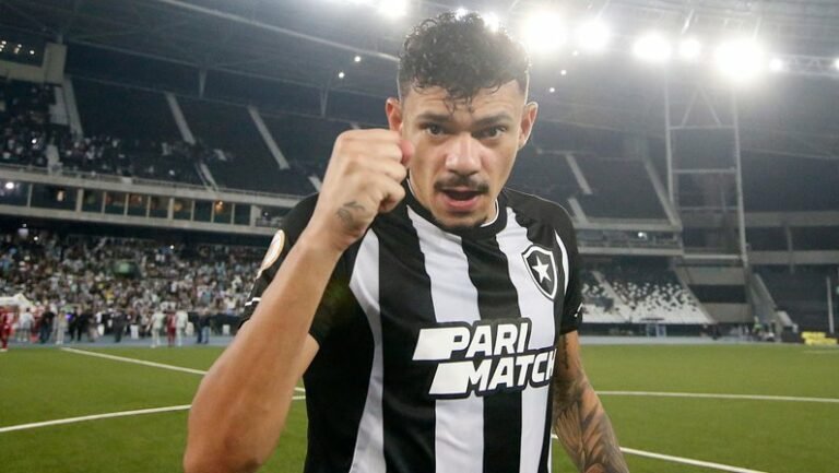 CEO do Botafogo garante que Tiquinho Soares não deixará o clube