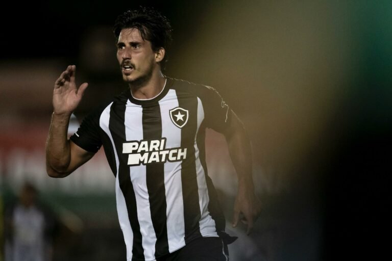 Gabriel Pires se recupera de lesão na panturrilha e se aproxima de retorno ao Botafogo