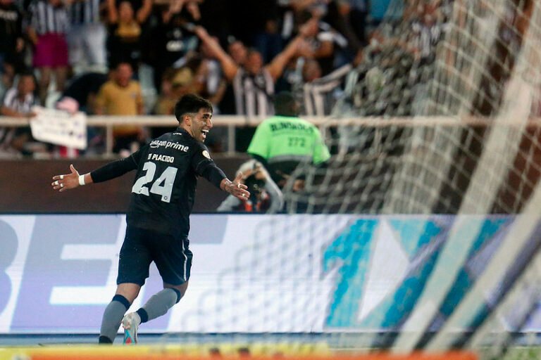 Di Plácido, do Botafogo, comemora gol marcado e afirma: “Sempre vou correr”