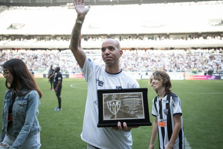 Ídolo alvinegro, Diego Tardelli recebe homenagem em Jogo das Lendas do Atlético