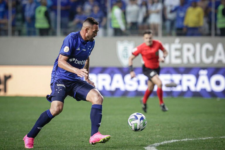 Gilberto desabafa sobre fase ruim no Cruzeiro: “Bola tem que chegar mais redonda”