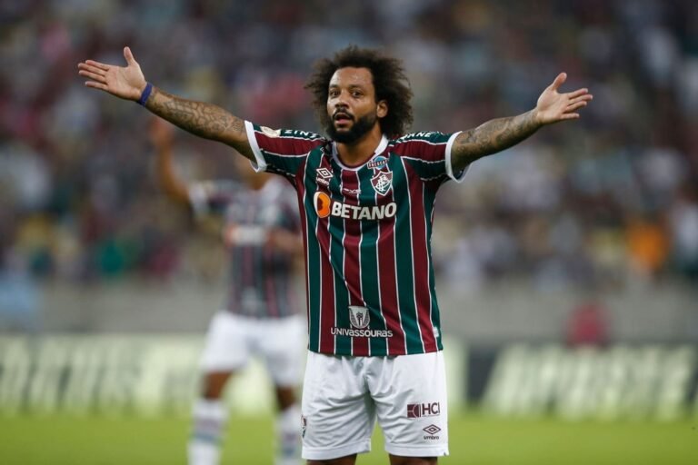 Marcelo demonstra insatisfação com Luiz Araújo, do Flamengo, por entrada no Fla-Flu