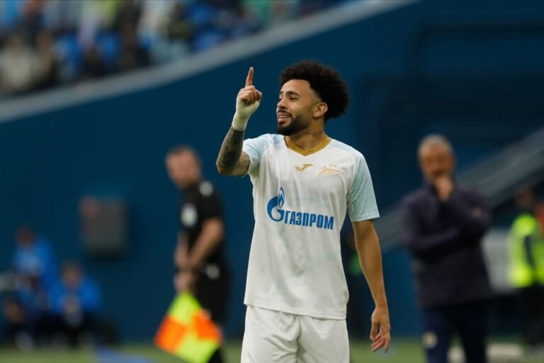 Alvo do Flamengo, Claudinho é substituído lesionado em amistoso do Zenit