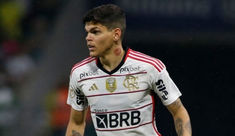 Ayrton Lucas e Fabrício Bruno recebem terceiro amarelo e estão fora do Fla-Flu