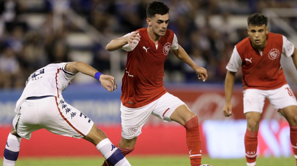 O Santos negocia com o meia Alan Soñora, sem clube.