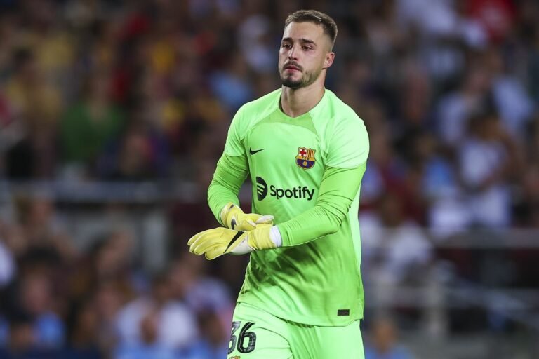 PSG contrata goleiro do Barcelona