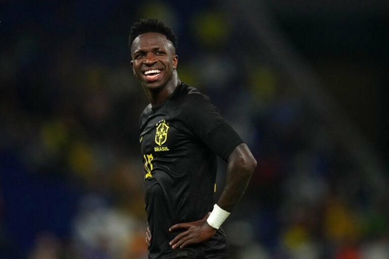 Vini Jr coloca os pés na Calçada da Fama do Maracanã