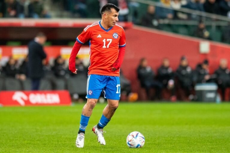 Vasco anuncia a contratação de Gary Medel