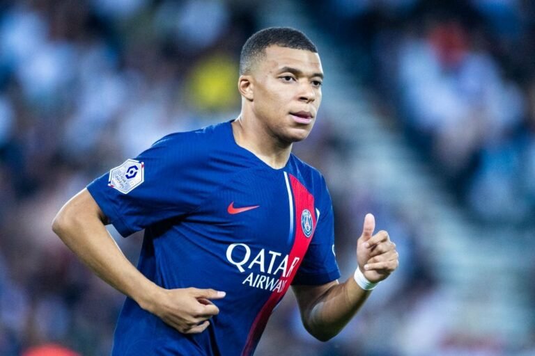 PSG planeja renovação com Mbappé até 2025 e pode ter ajuda de agente do jogador