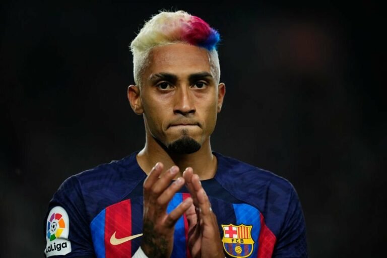 Raphinha recebe proposta de clube árabe, mas quer seguir no Barcelona