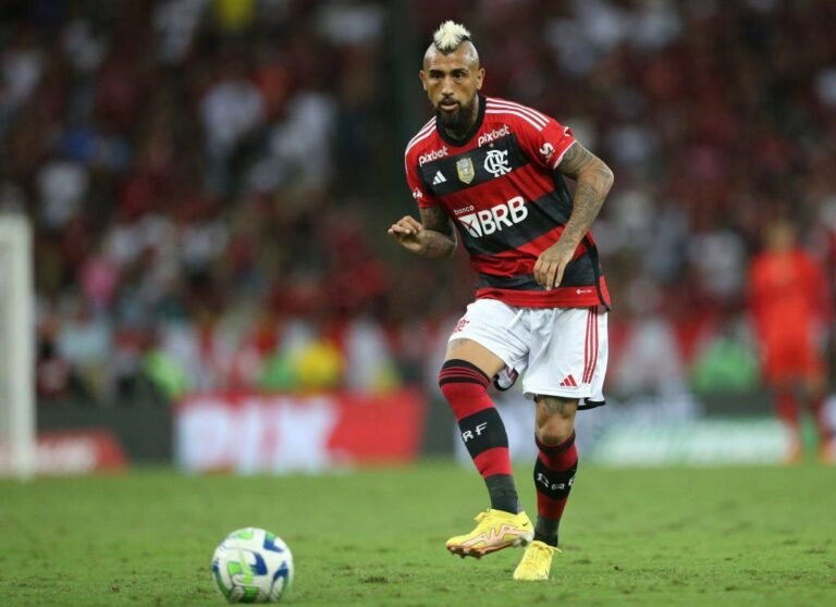 Flamengo anuncia rescisão com Vidal, que reforçará o Athletico-PR