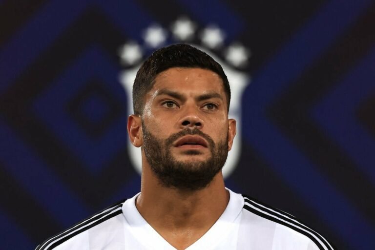 Hulk abdica da faixa de capitão no Atlético e reclama de perseguição da arbitragem