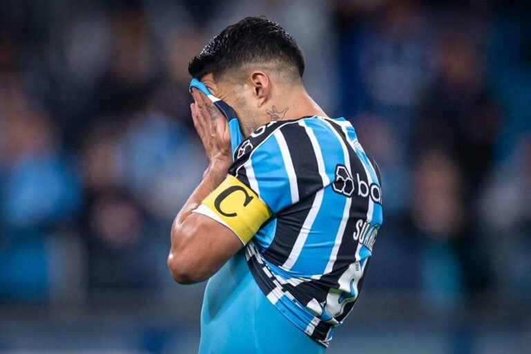 Após ameaças de torcedores, Suárez não quer mais atuar pelo Grêmio e é desfalque contra o Galo